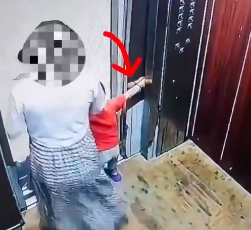 亿米网 警惕！家长低头玩手机男童手被夹电梯门缝