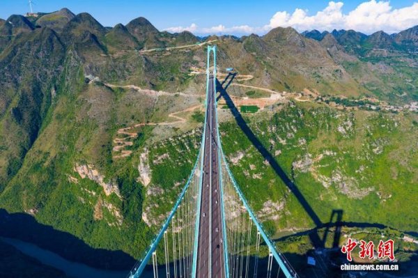 百事达配资 中国“双节”民众出行热情空前高涨 假日经济显活力